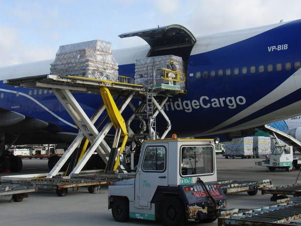 Beladen einer Frachtmaschine. (Volga-Dnepr)