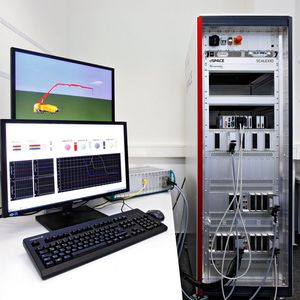 Der HiL-Simulator-Test zeigt, wie präzise Steuereinheit und Maschine zusammenwirken, und wie feinfühlig Bedienelemente wie Joysticks agieren. (Bild:  Fraunhofer ITWM)