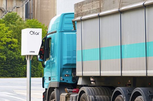 Logiq überwacht die Zufahrt, wiegt, stellt die korrekte Beladung sicher und erfasst alle relevanten Daten in Echtzeit.(Bild:  Qlar)