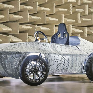 Dieser Versuchsträger wird am Stand des IKT in Halle 7 auf der K zu bewundern sein. (Bild: Bild: ICM/Quelle: KIT Amadeus Bramsiepe)