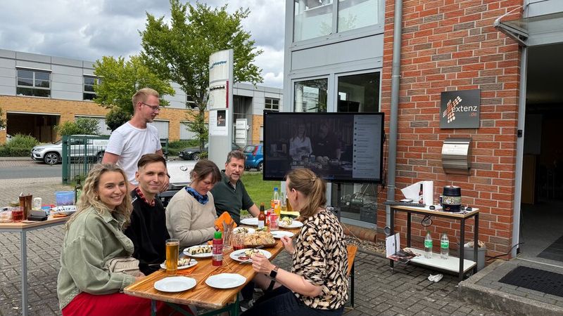 Auch bei Extenz mundete dem Team, bestehend aus Oksana Ogorodnik, Dmitrii Ogorodnik, Robin Barz, Sonja Barz, Stephan Barz und Anja Flöthe (v. l.), das weltmeisterlich zubereitete Gargut. (Extra Computer)