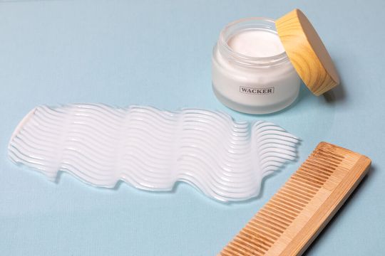 Unter dem Markennamen Blenext stellt Wacker auf der In-Cosmetics in Paris erstmals Produkte vor, die ausschließlich auf erneuerbaren Rohstoffen basieren.(Bild:  Achim Zeller/ Wacker Chemie)