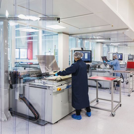 Ein Blick in die Multilayer-Produktion im Werk Niedernhall: Die Fertigung nach Standardparametern sorgt für verkürzten Design- und Arbeitsvorbereitungsaufwand. Ein Blick in die Multilayer-Produktion im Werk Niedernhall: Die Fertigung nach Standardparametern sorgt für verkürzten Design- und Arbeitsvorbereitungsaufwand.