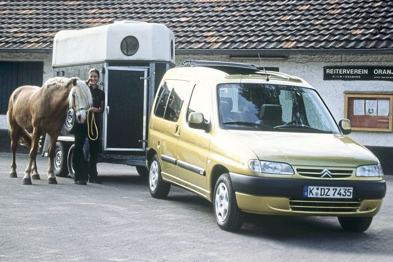 Der Citroën Berlingo ist das dauerhafte Allzweckfahrzeug im aktuellen Portfolio des Doppelwinkels. Seit 1996 baut Citroën den Hochdachkombi. In Deutschland gehört er dauerhaft zu den Bestsellern: 2018 war er mit knapp 8.000 Neuzulassungen der am zweithäufigsten verkaufte Citroën-Pkw. (Citroën )