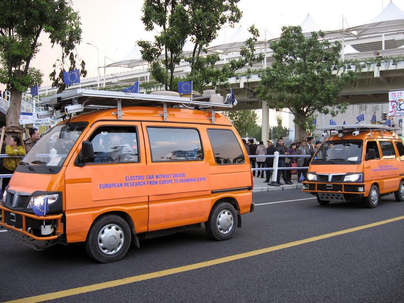 Ankunft in Schanghai: 13 000 km haben die in Mailand gestarteten elektrisch angetriebenen Piaggio Porter hinter sich (Bild: Vislab)