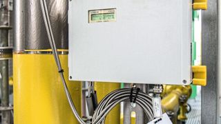 Geschützt durch ein Aluminiumgehäuse misst hier ein Clamp-On-Ultraschallsystem eingriffsfrei den Durchfluss von warmem Ammoniakgas in der Kältezentrale eines Chemieparks. (Flexim)