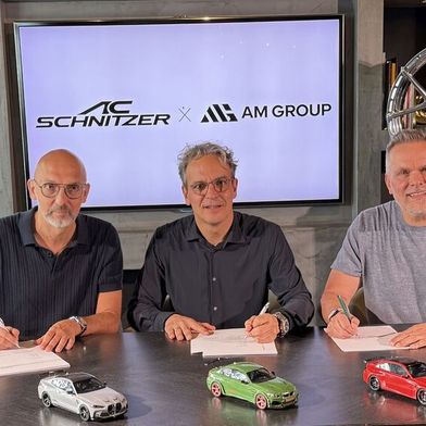 (v.l.n.r.): Luis Carrera, Co-CEO AM Group, Rainer Vogel, Geschäftsführer Kohl Automobile GmbH AC Schnitzer, Patrick Meijer, Co-CEO AM Group
 (Bild: AC Schnitzer)