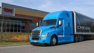 Daimlers Freightliner Cascadia vor der Firmenzentrale von Torc Robotics im US-Bundesstaat Virginia. (Daimler)