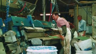 Bild 1: Gewinner des goldenen „manus“ 2007:  In der Lederspaltmaschine „Autosplit-D3“ des Ingenieurbüros Dr.-Ing. Rainer Dorstewitz, Bensheim, sind 239 schmiermittelfreie „iglidur“-Kunststoff-Gleitlager und „DryLin“-Linearlager verbaut. (Archiv: Vogel Business Media)