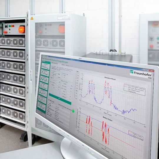 Bild 1: Der stationäre elektrischer Energiespeicher zur Lastspitzenreduktion am Fraunhofer IISB in Erlangen wurde im Rahmen des bayerischen Energieforschungsprojektes SEEDs entwickelt und in das institutseigene Gleichstromnetz integriert. Zur Auslegung der elektrischen Speicher und für die Simulation geglätteter Lastprofile steht ein im Projekt SEEDs entwickeltes Softwaretool zur Verfügung. Bild 1: Der stationäre elektrischer Energiespeicher zur Lastspitzenreduktion am Fraunhofer IISB in Erlangen wurde im Rahmen des bayerischen Energieforschungsprojektes SEEDs entwickelt und in das institutseigene Gleichstromnetz integriert. Zur Auslegung der elektrischen Speicher und für die Simulation geglätteter Lastprofile steht ein im Projekt SEEDs entwickeltes Softwaretool zur Verfügung.