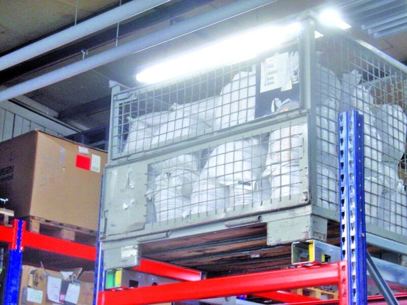 In umfangreichen Praxistests wurde die Lagerlösung Flow-Rail für die Kompaktlagerung von Gitterboxen, Stahlbehältern, Sonderträgern und weißer Ware weiterentwickelt. Bilder: Dynaroll (Archiv: Vogel Business Media)