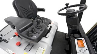 Der QX2-Stapler von Nissan bietet über die breite Trittstufe einen komfortablen Auf- und Abstieg zum großzügigen Fahrerplatz mit ausreichend Beinfreiheit. Bild: Nissan (Archiv: Vogel Business Media)