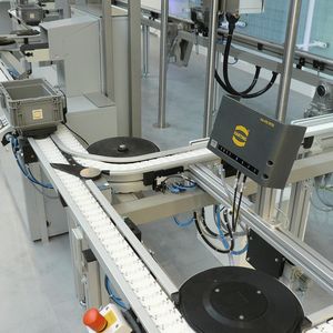 Harting zeigt Smart Factory in Hannover: Mit RFID-Transpondern ausgestattete Transportbehälter erkennen den Produktionsfortschritt eines Auftrages und haben jetzt zusätzlich einen Sensor zur Temperaturüberwachung.