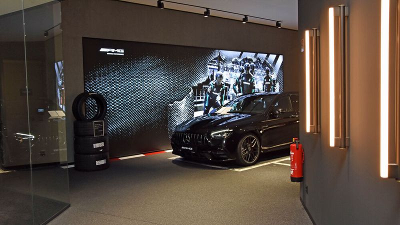 Den Rest gilt es, nach und nach an verschiedenen, durch Stellwände abgetrennten Stationen zu erkunden. (Bild: Simon – »kfz-betrieb«)