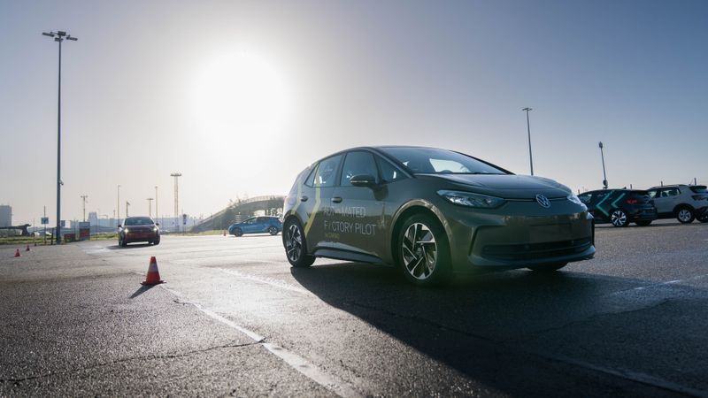 Im Projekt „AutoLog“ fahren Autos automatisiert auf Logistikflächen.(Bild:  Volkswagen)