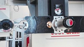 Der Greifer BPS 50-IB kann Werkzeughalter unterschiedlicher Normen sicher aufnehmen. (CFT)