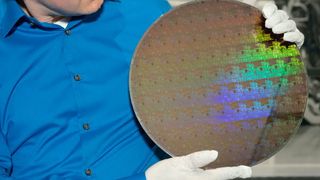 IBM-Forscher mit einem Wafer in 5-Nanometer-Technologie (IBM)