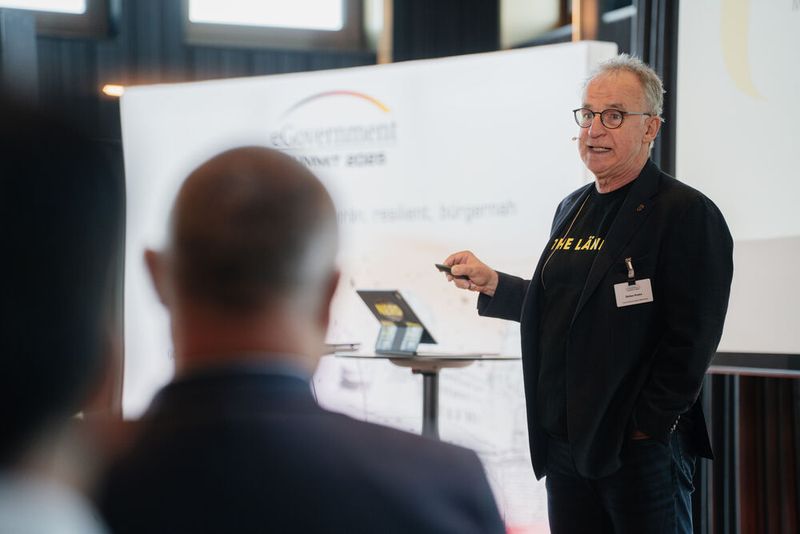 Als Gastgeber des diesjährigen Summits eröffnete Stefan Krebs, Ministerialdirektor und CIO/CDO des Landes Baden-Württemberg, die Veranstaltung. Er stellte den baden-württembergischen Weg zur Digitalisierung vor.  (©Manuel Emme Fotografie)