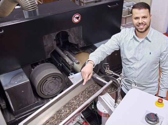 Hier ist die Zuführung der Rohteile gut zu erkennen, ebenso der zusätzliche Speicher, auf den Ferdi Saiti zeigt.(Bild:  Matthias Böhm)