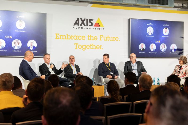 In der Podiumsdiskussion ging es um die Frage, wie durch die Zusammenarbeit über verschiedene Branchen hinweg und den Einsatz von KI die Sicherheit und Effizienz in unterschiedlichen Bereichen verbessert werden können.  (Bild: Axis Communications)