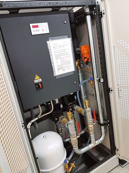 Bild 5: Die zentrale Pump- und Regelstation des Kühlsystems sorgt dafür, dass das Kühlmedium mittels der zeitlich alternierenden Pumpen über den Rückkühler zu den Ladepunkten zirkuliert.  (Bild: SBRS)