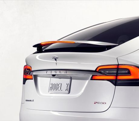 Die Reichweite von 250 Meilen sind auch der aerodynamischen Form des Model X zu verdanken. Zudem fährt bei höheren Geschwindigkeiten ein aktiver Heckspoiler aus. (Tesla)