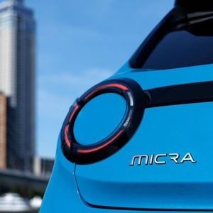 Die runden LED-Rückleuchten werden durch eine kräftige Spange mit dem Markennamen verbunden(Bild:  Nissan)