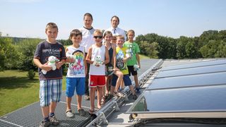 An der Grundschule in Weyarn, Bayern, haben die Schüler gemeinsam mit dem Ingenieurbüro für Prozessautomation (Ifp) Solarthermieanlage für Schule selbst installiert. Als Sponsor stellte Wago hierfür Steuerungs- und Verbindungstechnik bereit. (Wago)