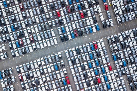 Keiner von vielen sein: Die eigene Markenidentität kann Autohäusern helfen, Erträge zu sichern. Wer dem Kunden seinen Mehrwert verdeutlicht, schafft Kaufargumente neben dem Preis.(Bild:  © Kalyakan - stock.adobe.com)