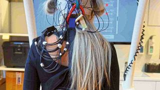 Im Brain-Imaging-Lab der Universität Ulm geht eine Probandin mit EEG-Haube auf dem Laufband. (Bild: Herbert/Uni Ulm)