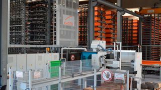 Um das Metall-Langgut für die hauseigene Fertigung effizient zu lagern und abzulängen, setzt die FHW Franz Haas Waffelmaschinen GmbH auf ein automatisches Sägezentrum von Kasto. (Bild: Kasto)