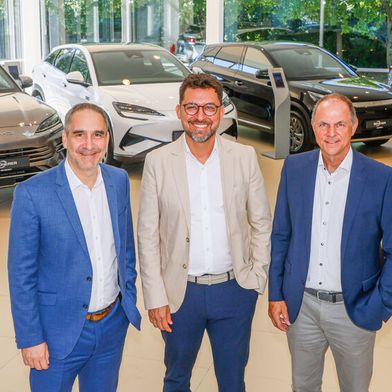 Aufbruch mit BYD in Mainz: (v.l.) Unternehmenschef Christian Scherer, der Deputy Country Manager BYD Deutschland, Patrick Schulz, und Peter Germann, Geschäftsführer von Scherer in Mainz.  (Bild: torsten zimmermann fotografie an der wied 29 55128 mainz)