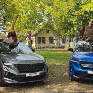 Außergewöhnliches Opening der Modenschau: Die Models präsentierten die Kollektion auf den Dächern der beiden Topmodelle von Renault.(Bild:  Mauritz – VCG)