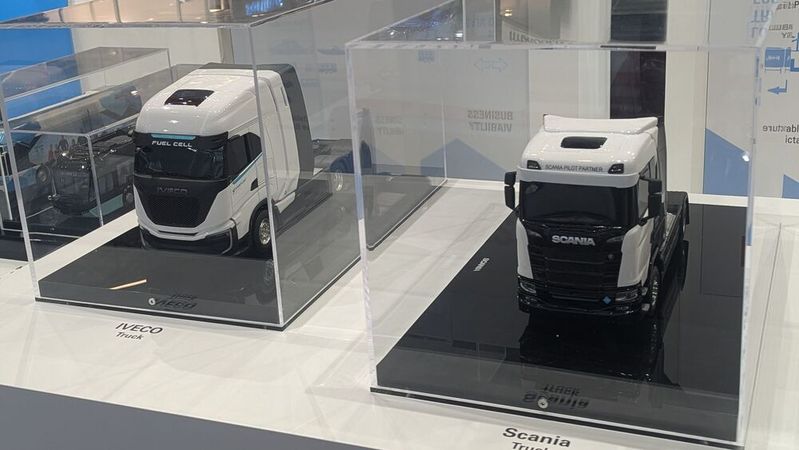 Auf der IAA Transportation 2026 stellte Toyota im Miniaturformat seine H2-Partnerschaften mit Scania und Iveco dar.(Bild:  Stefanie Eckardt)