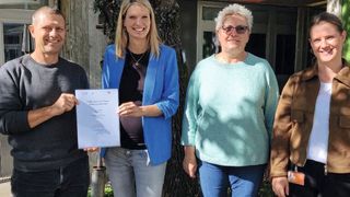(Vlnr:) Michael Bucher, Leiter Bildungszentrum Bodensee-Schule St. Martin, Anja Messnarz, Ausbildungsleiterin bei ifm, Daniela Zangerl, Verantwortliche für die Berufsbegleitung Bildungszentrum der Bodensee-Schule St. Martin und Laura Nunnenmacher, ifm  (Bild: ifm electronic gmbH)
