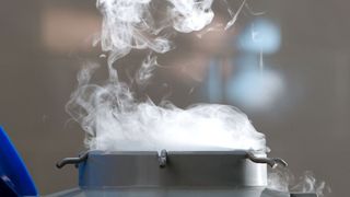 Bild 1: Trotz der Verflüssigungstemperatur (–196 °C) von Stickstoff wurde der gegossene Verschlussstutzen der Gasflasche dünnwandiger konstruiert. Grund dafür ist der kaltzähe Stahl Dux Cryo. (Bild: Panthermedia/kovalcik)