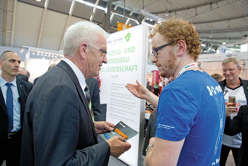 Hochrangiger Besuch aus der Politik: Der Ministerpräsident von Baden-Württemberg Winfried Kretschmann besucht die Moulding Expo 2017. (Messe Stuttgart)