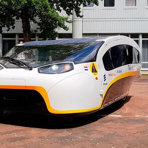 Das Solarauto hat zwar bereits eine reguläre Straßenzulassung – doch nicht nur wegen der fehlenden Klimatisierung möchte der Normalfahrer damit eher nicht täglich zur Arbeit fahren.(Bild:  SP-X/Peter Weißenberg)