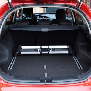 Ab der Ausstattungsvariante „Vision“ gibt es ein Schienensystem zur Gepäckraumaufteilung.(Foto:  Wehner)