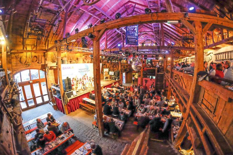 Aus allen Teilen Bayerns kommen sie zum Automobilen Aschermittwoch.  (Bild: Zietz/»kfz-betrieb«)