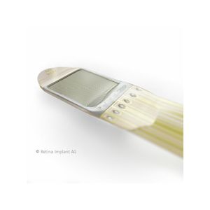 Das subretinale Retina Implant Alpha AMS ist ein Mikrochip, der unter die Netzhaut seines vollständig erblindeten Auges implantiert wird.