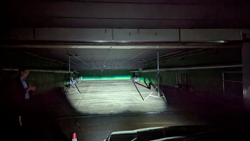 Valeo demonstrierte in Bobigny nicht nur seine Produkte, sondern zeigt im Testtunnel und bei nächtlichen Testfahrten, seine Scheinwerfer-Technologien in den Bereichen Adaptive ADB, HD, Bi-LED oder vertikale Ausrichtung.  (Bild: Stefanie Eckardt)