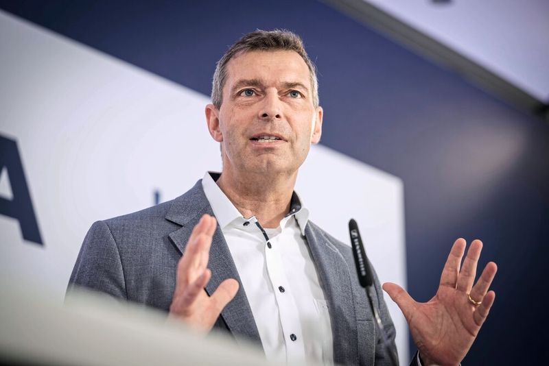 „Die Halbjahresbilanz ist enttäuschend“, fasst VCI-Präsident Markus Steilemann zusammen. „Eine leichte Belebung ist kein Grund zur Entwarnung. Dafür sind vor allem Sondereffekte aufgrund der kriegerischen Auseinandersetzungen in Nahost verantwortlich. Wir erleben nur eine Atempause, keine Trendwende.“ (Bild: VCI / Thomas Lohnes)