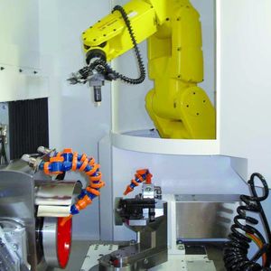 Bild 1: Der neue sechsachsige Knickarm-Roboter LR Mate 200iC von Fanuc Robotics setzt bei der Ewag-Compact-Line die Rohlinge in ein schnell wechselbares Spannsystem.Bild: Ewag