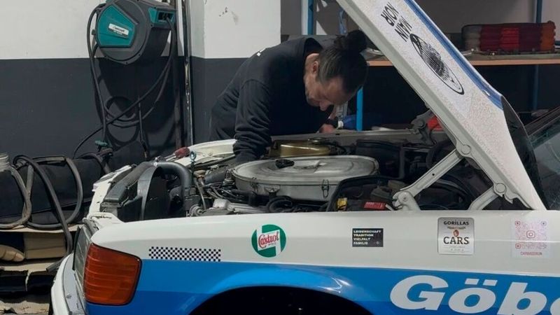 Mit 45 entschied sich der Architekt Georg Kunkel zu einer beruflichen Neuorientierung und erlernte den Beruf des Kfz-Mechatronikers.(Bild:  Autohaus Göbel)