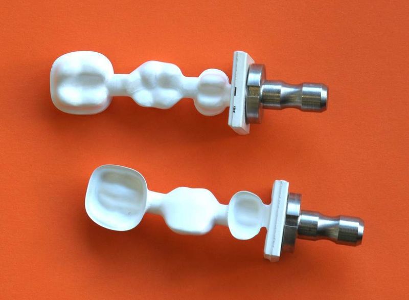 Bei der Herstellung vollkeramischer Brückengerüste werden gesinterte Grünlinge verwendet. Sie werden mit kleinsten Fräsern von etwa 1 mm Durchmesser und mit Schleifstiften in die gewünschte Form gebracht. (Archiv: Vogel Business Media)