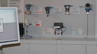 Präsentation der FDI-Technik an Feldgeräten sechs verschiedener Hersteller. (Bild: FDI Cooperation)