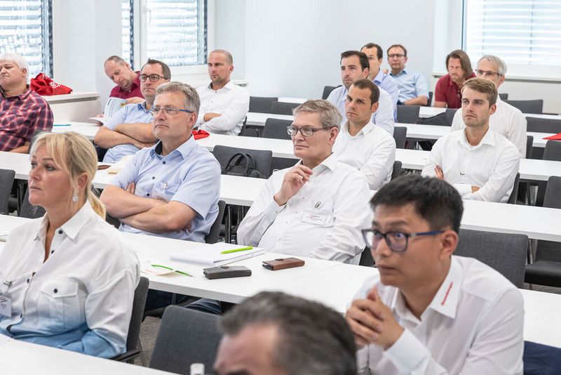 16. Anwenderkongress Steckverbinder. Auf dem Steckverbinderkongress 2022 konnten die Teilnehmer zwischen vier hands-on Workshops wählen – Dichtheitsprüfung, Crimpen, Kabelkonfektionierung und Single Pair Ethernet. (Bild: Elektronikpraxis)