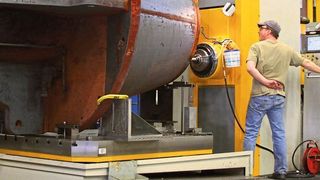 Bearbeitung einer großen Stahl-Hydraulikzylinder-Schweißkonstruktion für eine der Wagstaff-Produktlinien für den Aluminiumguss. (TDM Systems)
