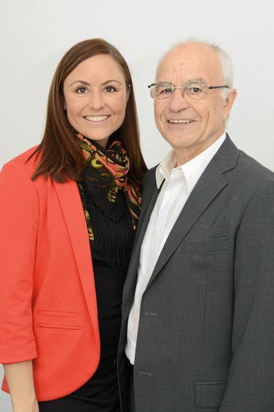 Paggen Werkzeugtechnik feiert 30-jähriges Jubiläum. Das Unternehmen ist Spezialist für SMD-Bestückungsautomaten, BGA Rework, Reflow-Löten, Stereomikroskope und Schablonendrucker. Gegründet wurde es 1990 von Wolfgang Paggen und seiner Frau Karin. Hier im Bild: Wolfgang Paggen mit Tochter Sandra Paggen (Paggen Werkzeugtechnik)